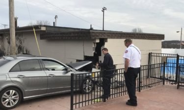 Car hits Columbia building