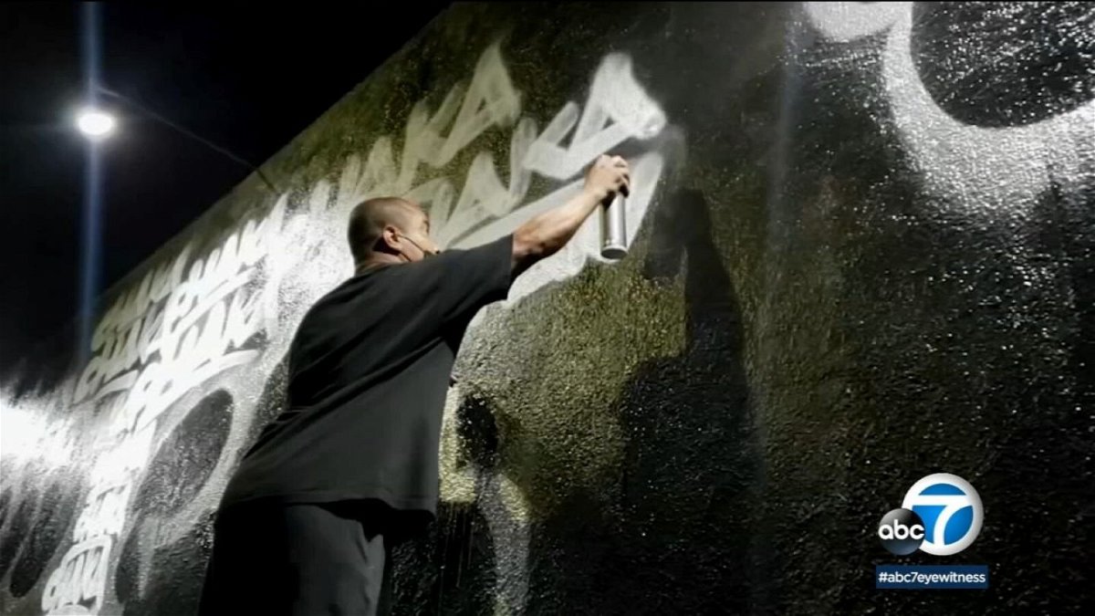 How Prolific Street Artist Chaka Found Escape From La S Violence Through Graffiti Abc17news