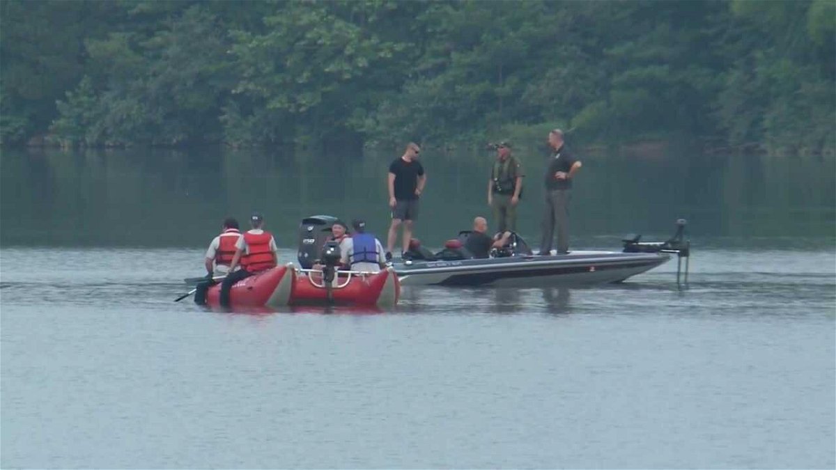 <i>WLKY</i><br/>Elizabethtown authorities are searching for a person who went missing while kayaking on Freeman Lake.