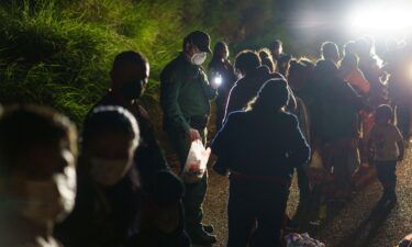 Migrants continue to arrive at the US-Mexico border in record numbers despite blistering summer heat.