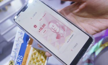 A visitor tries to pay with e-CNY