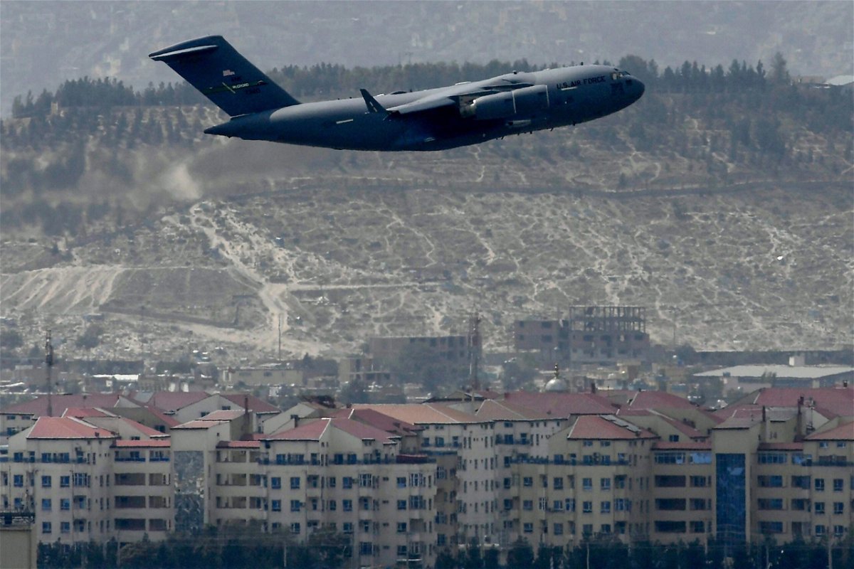 An US Air Force aircraft takes off from the airport in Kabul on August 30, 2021. - Rockets were fired at Kabul's airport on August 30 where US troops were racing to complete their withdrawal from Afghanistan and evacuate allies under the threat of Islamic State group attacks. 
