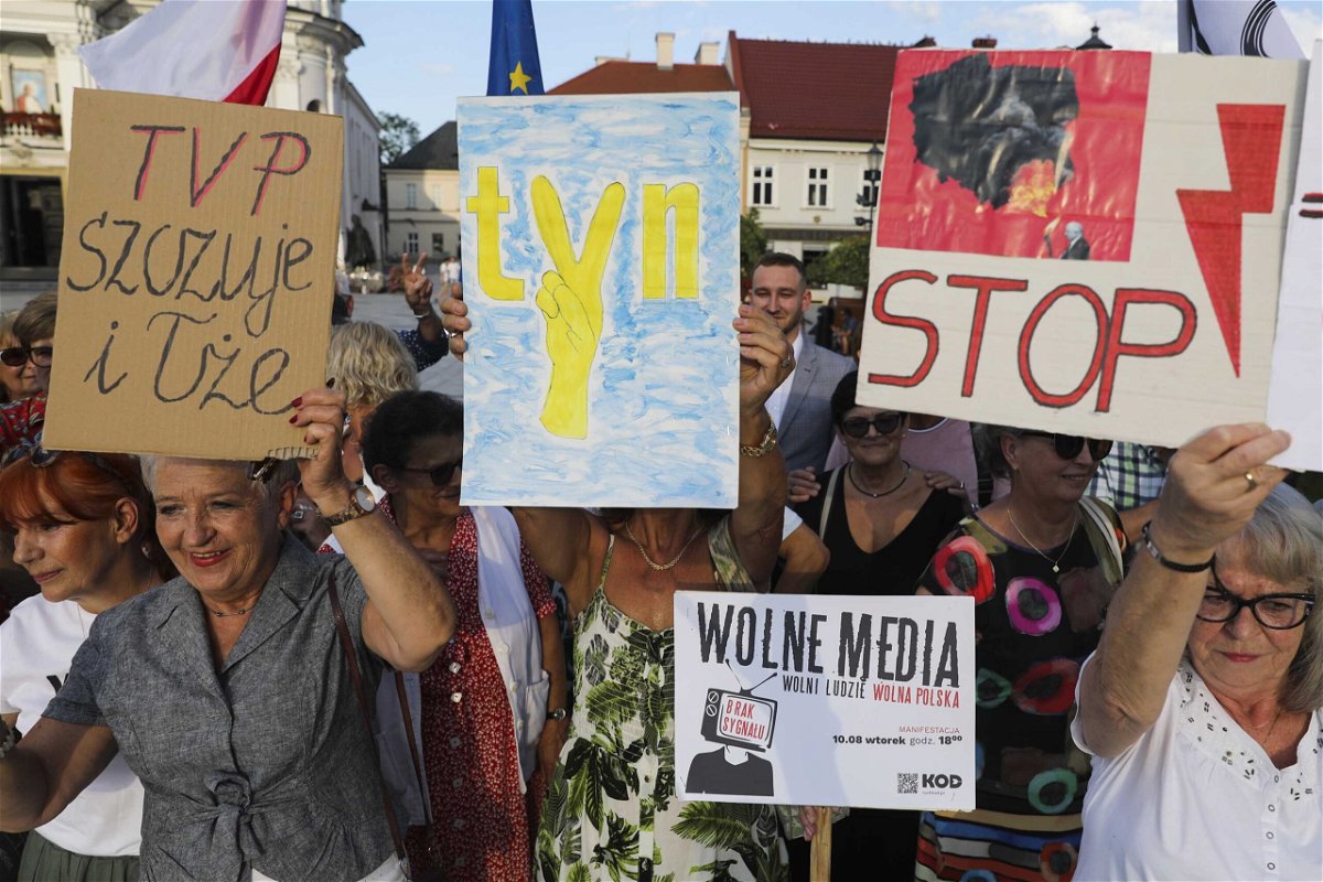 <i>Beata Zawrzel/NurPhoto/Getty Images</i><br/>People protest in Poland this week against a media reform bill that could force Discovery to sell its majority stake in independent Polish broadcaster TVN24.