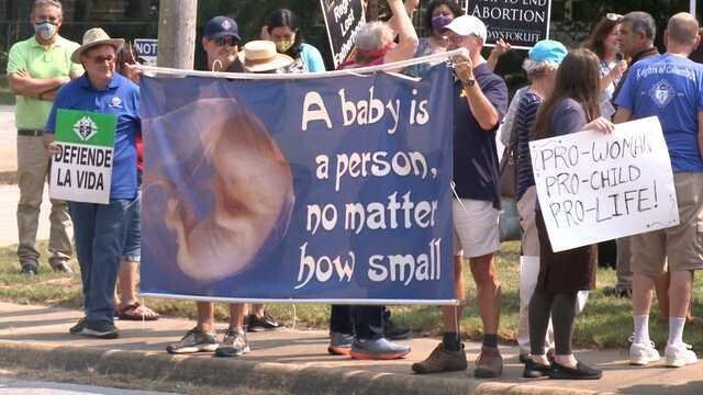 <i>KHBS KHOG</i><br/>Multiple congregations gathered to pray in front of the new Planned Parenthood location in Rogers