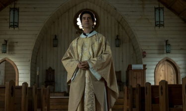 Hamish Linklater plays a mysterious priest in the Netflix series 'Midnight Mass.'