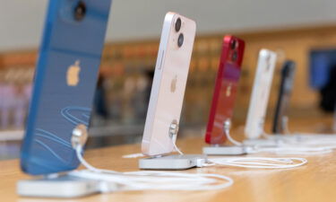 The biggest US tech companies logged major losses on Tuesday. Smartphones are here displayed inside an Apple Store in Omotesando
