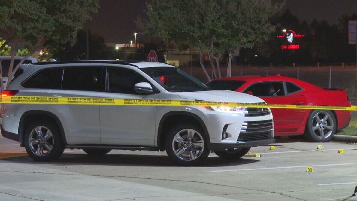 <i>KTBS</i><br/>The victim parked her SUV in front of the accused shooter's sports car after an incident away from the hospital.