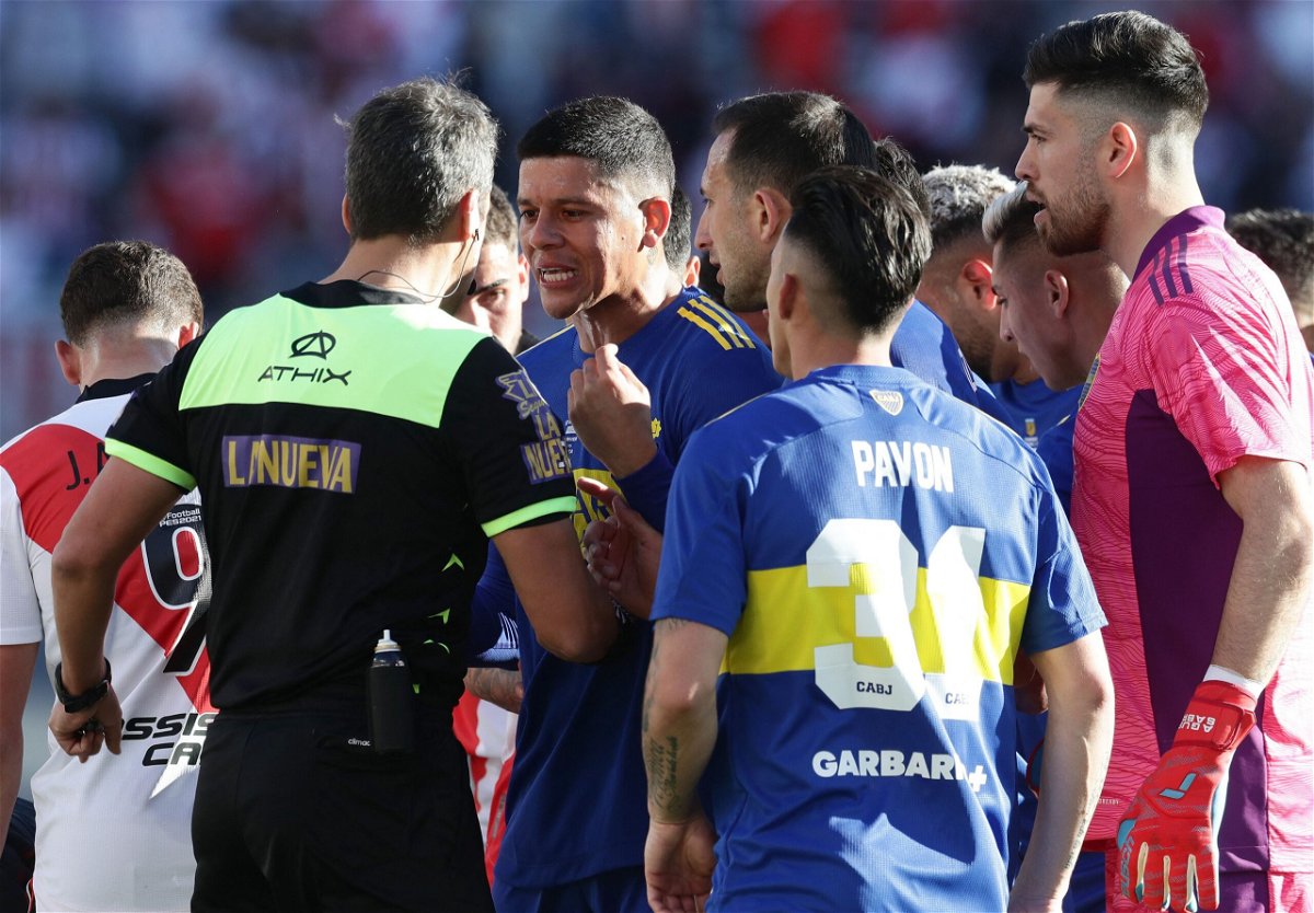 <i>ALEJANDRO PAGNI/AFP/AFP via Getty Images</i><br/>Marcos Rojo argues with the referee after being sent off.