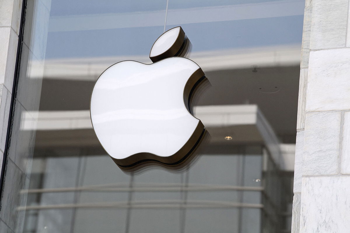 <i>Nicholas Kamm/AFP/Getty Images</i><br/>The Apple logo is seen at the entrance of an Apple store on September 14. A dispute over wearing a face mask led to the stabbing of an Apple Store security guard