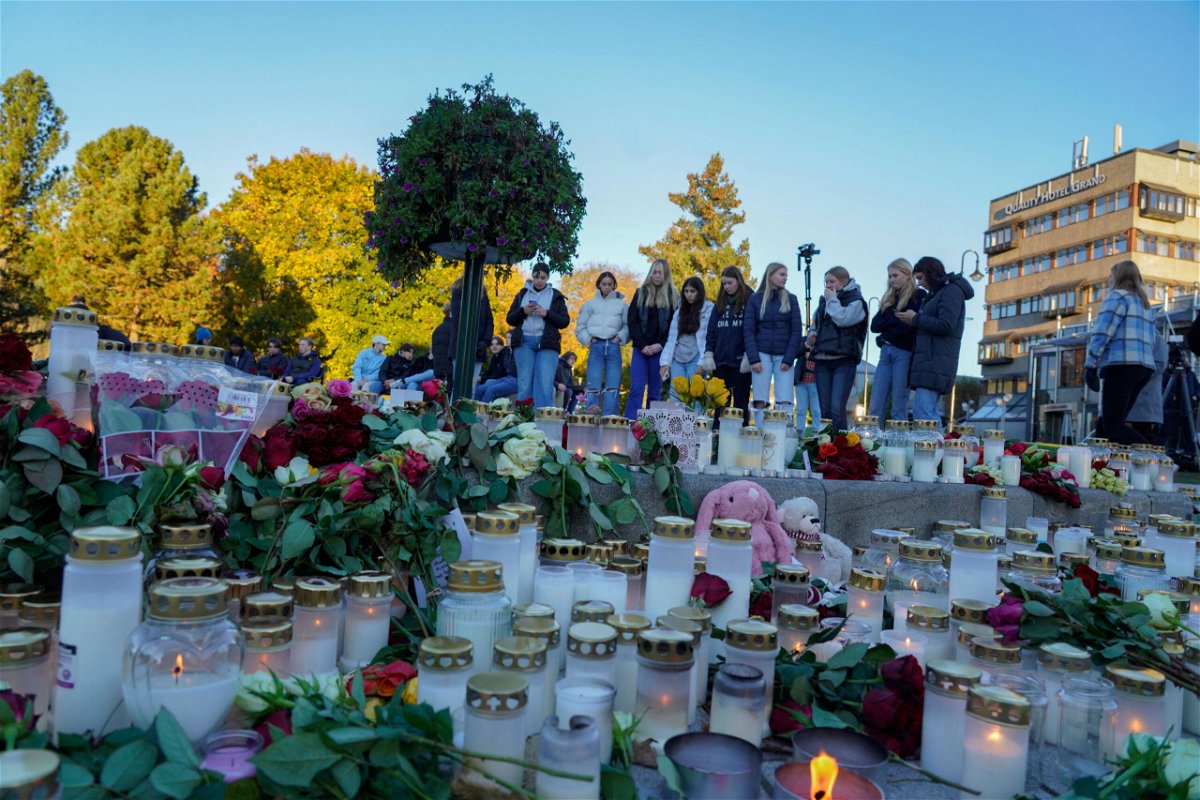 <i>Terje Bendiksby/NTB/AFP/Getty Images</i><br/>Flowers and candles are placed at a makeshift memorial for the victims of the Kongsberg attack on Stortorvet in Kongsberg