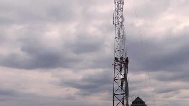 <i>KCCI</i><br/>Crews climb 500-feet high to paint a tower in Des Moines