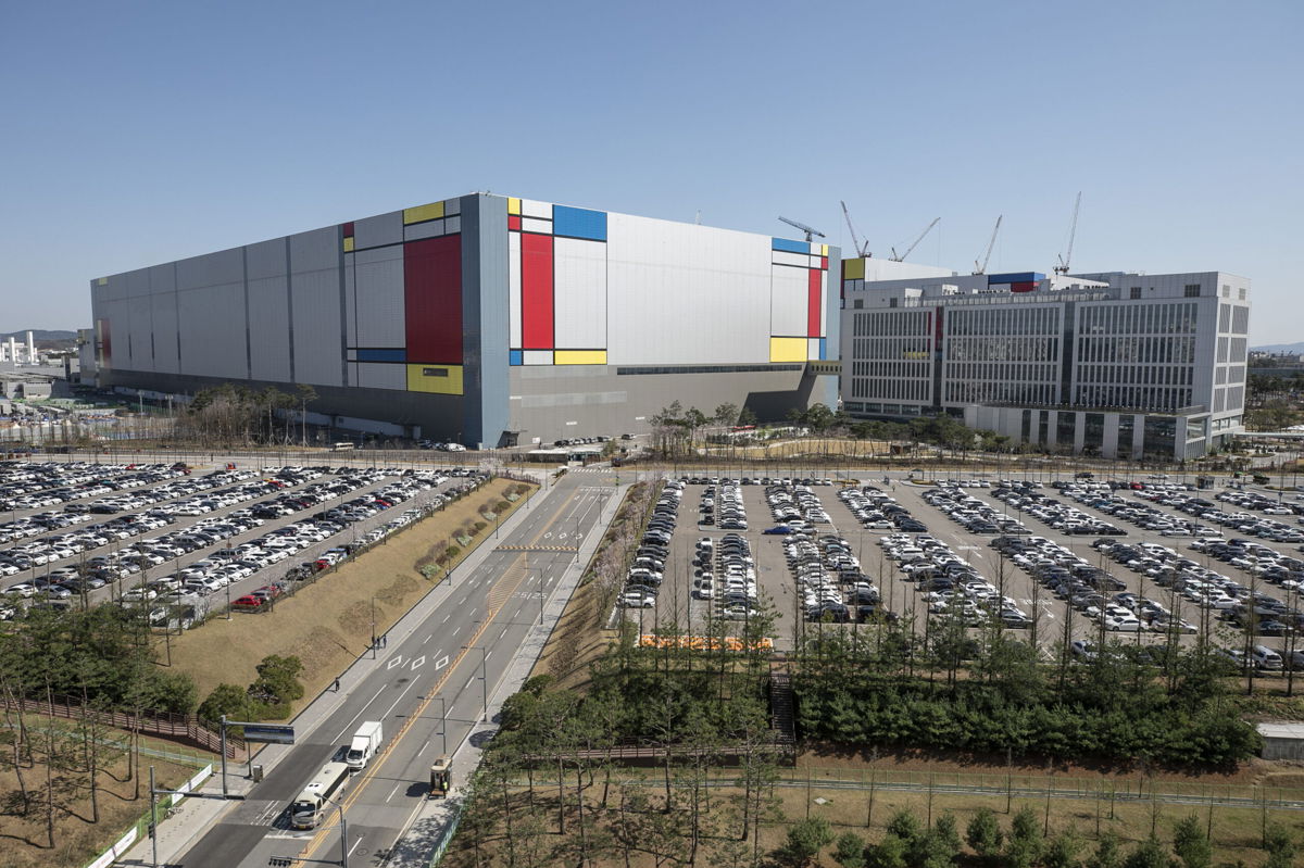 <i>Jean Chung/Bloomberg/Getty Images</i><br/>Samsung's new semiconductor manufacturing plant in Pyeongtaek