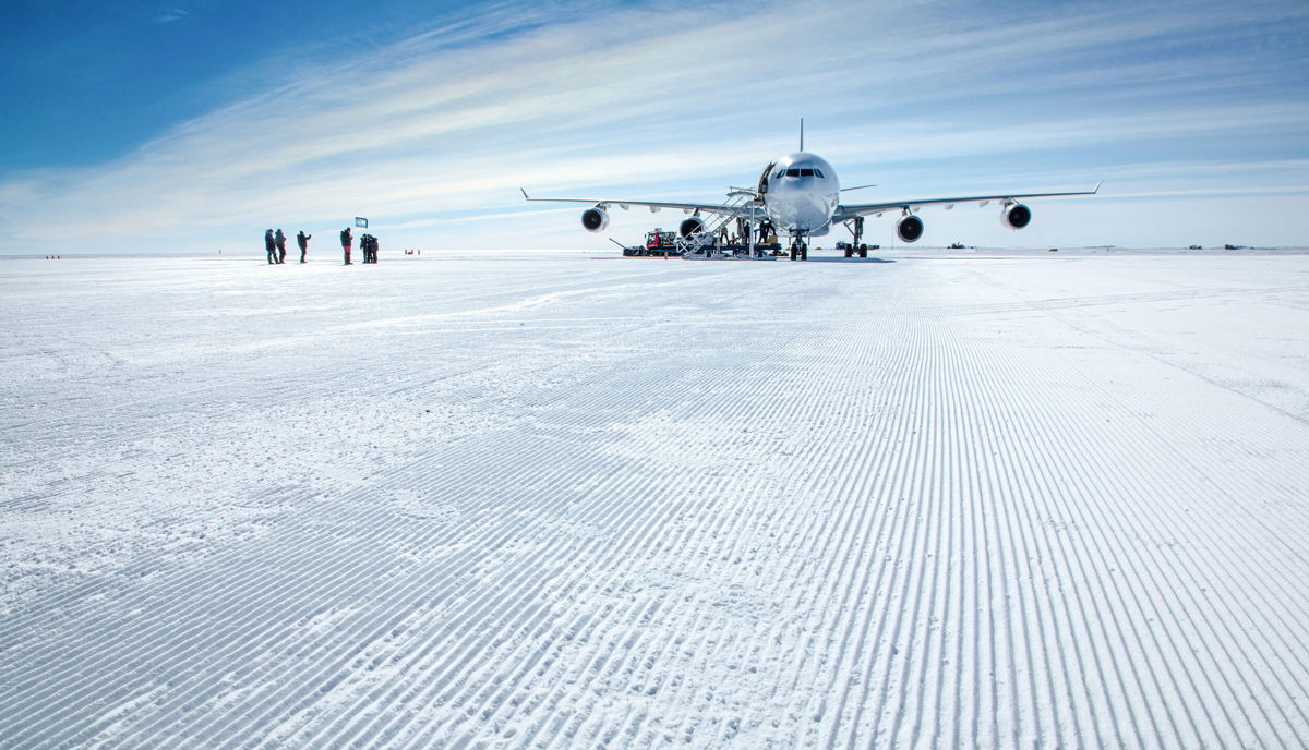 <i>Marc Bow/Hi Fly</i><br/>Hi Fly 801 approaches the ice runway.