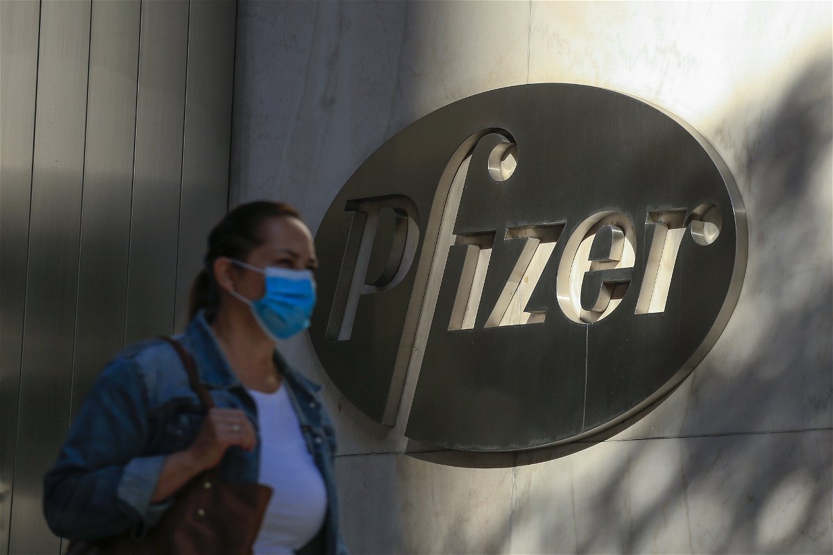 <i>KENA BETANCUR/AFP/AFP via Getty Images</i><br/>Pfizer said Tuesday it signed a licensing agreement to allow broader global access to its experimental Covid-19 pill.