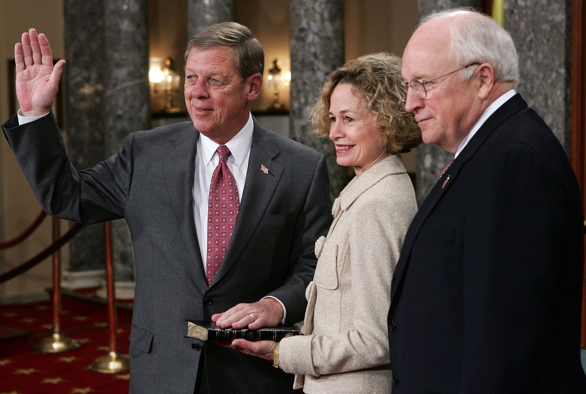 <i>Alex Wong/Getty Images</i><br/>Former Sen. Johnny Isakson dies at the age of 76. Isakson poses for photographers with his wife