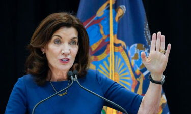 New York Governor Kathy Hochul has announced a new temporary indoor mask mandate