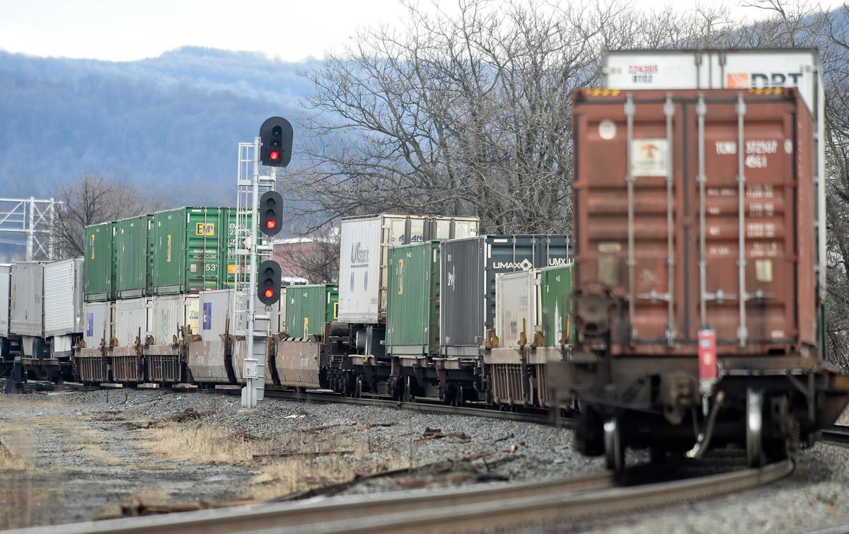 <i>Ben Hasty/MediaNews Group/Reading Eagle/Getty Images</i><br/>US airlines and railroads will have to report cyber breaches to the federal government