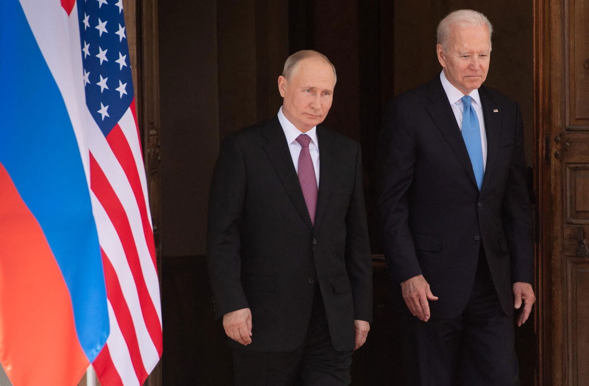 <i>SAUL LOEB/AFP/POOL/Getty Images</i><br/>President Joe Biden (right) will hold a call with Russian President Vladimir Putin on December 30 