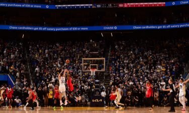 Stephen Curry shoots the ball to win the game against the Rockets.