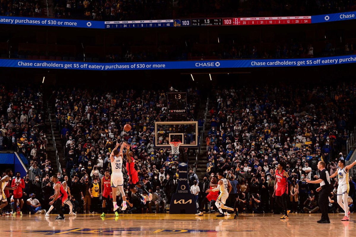 <i>Noah Graham/NBAE/Getty Images</i><br/>Stephen Curry shoots the ball to win the game against the Rockets.