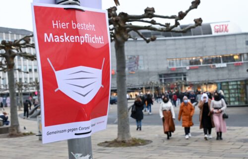 A sign in the German city of Kassel reminds people to wear a mask.