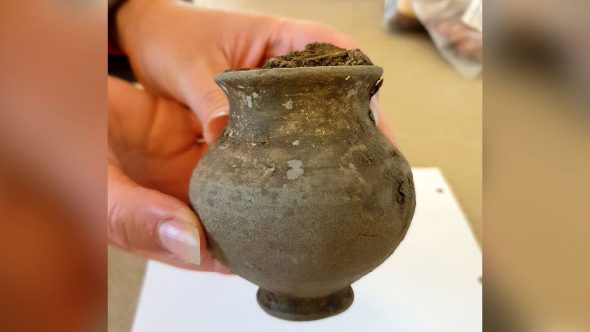 <i>HS2</i><br/>A complete Roman pot was uncovered during the dig.
