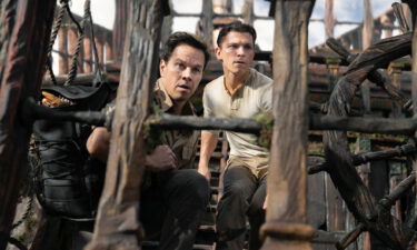 Mark Wahlberg and Tom Holland in 'Uncharted' (photo: Clay Enos).