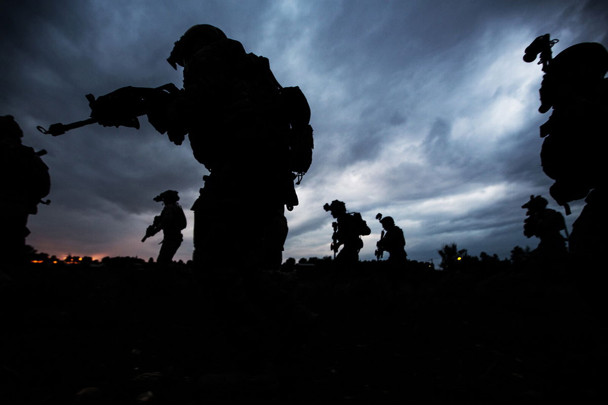 <i>US Army</i><br/>US Navy Seals rush toward a CH-47 Chinook after assaulting an objective during Sarisa 16