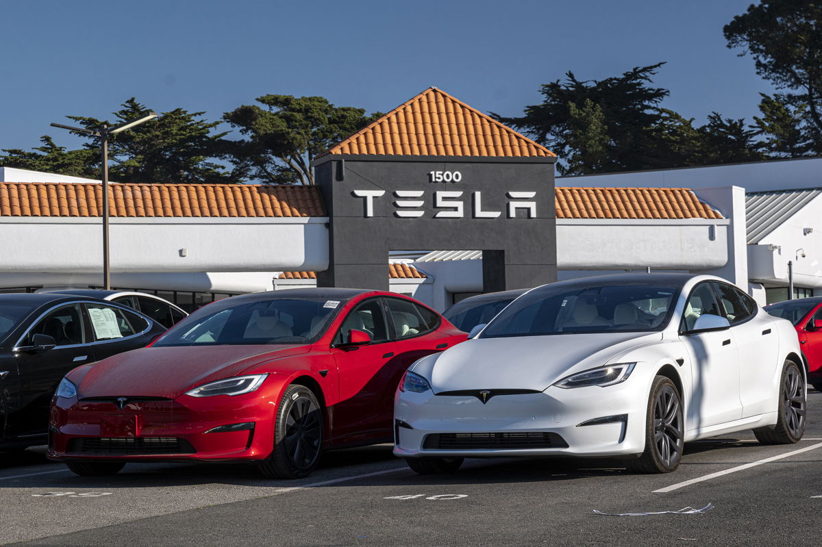 <i>David Paul Morris/Bloomberg/Getty Images</i><br/>Tesla recalls 817