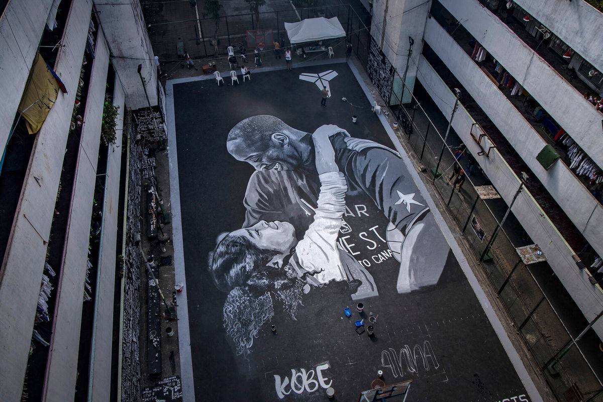 <i>Ezra Acayan/Getty Images</i><br/>A giant mural of Kobe Bryant and his daughter Gianna