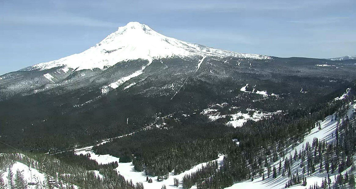 <i>KPTV</i><br/>Search and rescue teams are looking for a man who was reported missing after snowboarding on Mt. Hood.
