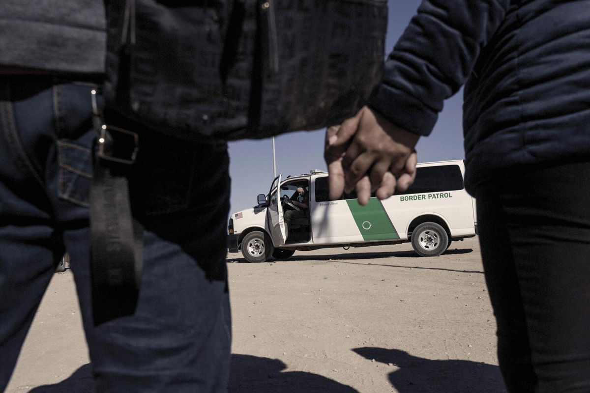 <i>Nicolo Filippo Rosso/Bloomberg/Getty Images</i><br/>Migrants seeking asylum in the U.S. are transferred to a temporary shelter in Yuma