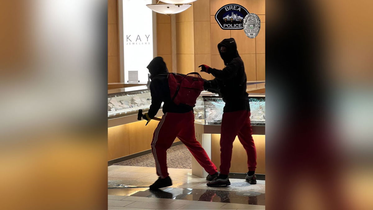 <i>From Brea Police/Twitter</i><br/>Police say these two people used hammers to break into cases and steal jewelry from a Southern California mall store Friday.