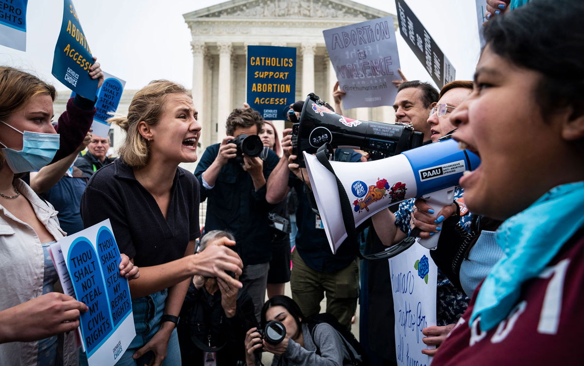 <i>Jabin Botsford/The Washington Post/Getty Images</i><br/>Supporters and opponents of abortion rights demonstrate outside the US Supreme Court in Washington
