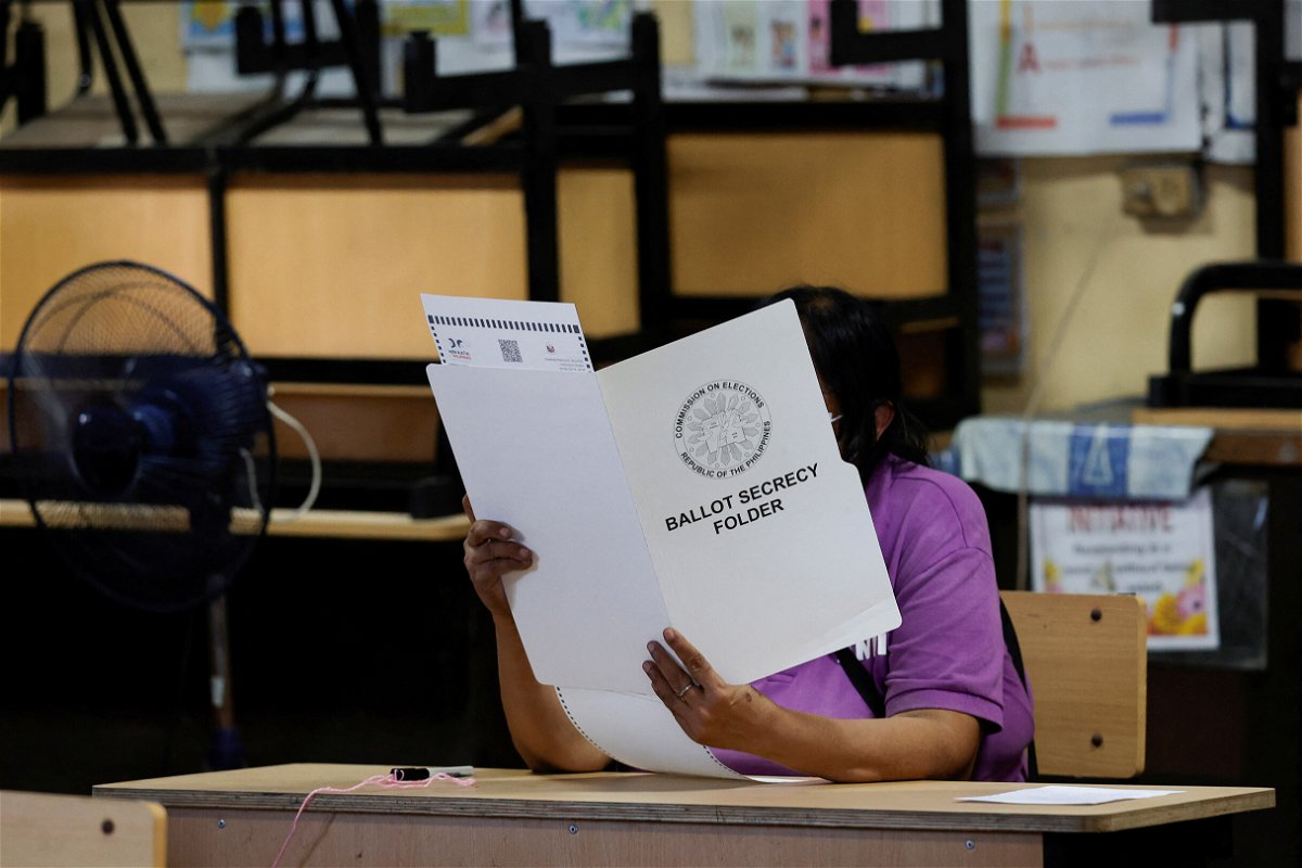 <i>WILLY KURNIAWAN/REUTERS</i><br/>A voter casts her ballot in Manila