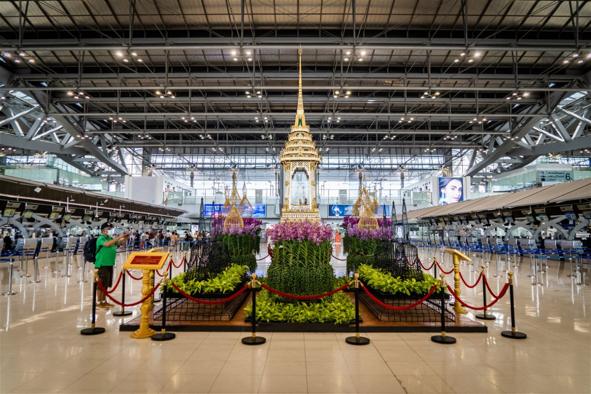 Отели в аэропорту бангкока. Суварнабхуми Бангкок. Аэропорт Бангкок фермы. Встреча в аэропорте Суварнабхуми. Камера хранения аэропорт Бангкок Суварнабхуми 2023.