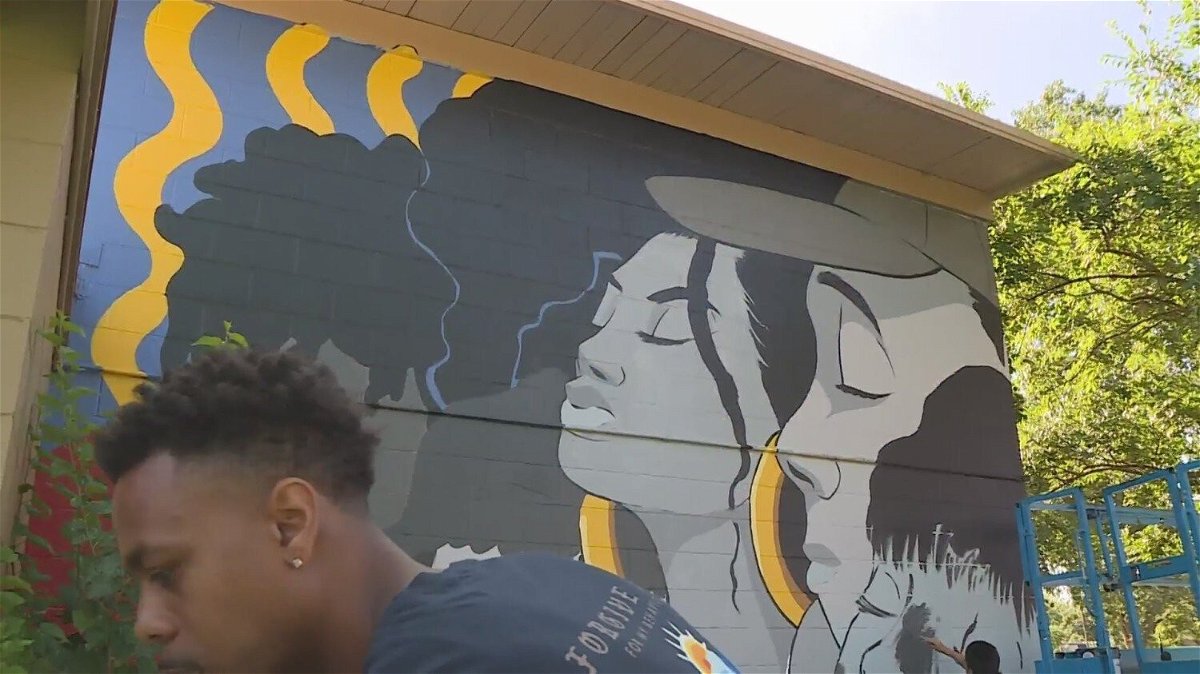 <i>KOVR</i><br/>Community members got together at the Hagginwood Community Center to put the finishing touches on the final community mural of the year.
