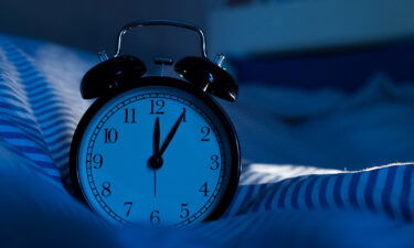 What happens if you wake up before your alarm? Tips from 3 sleep experts.