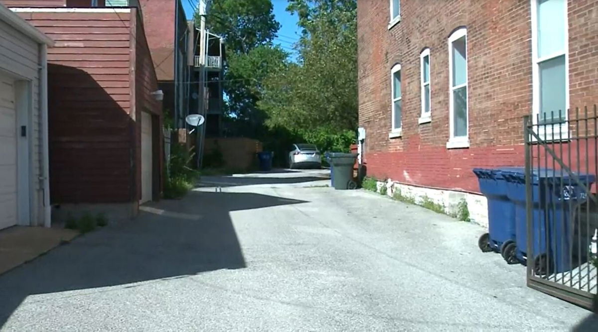 <i>KMOV</i><br/>Neighbors capture thieves dumping stolen Kias in their private parking lot.