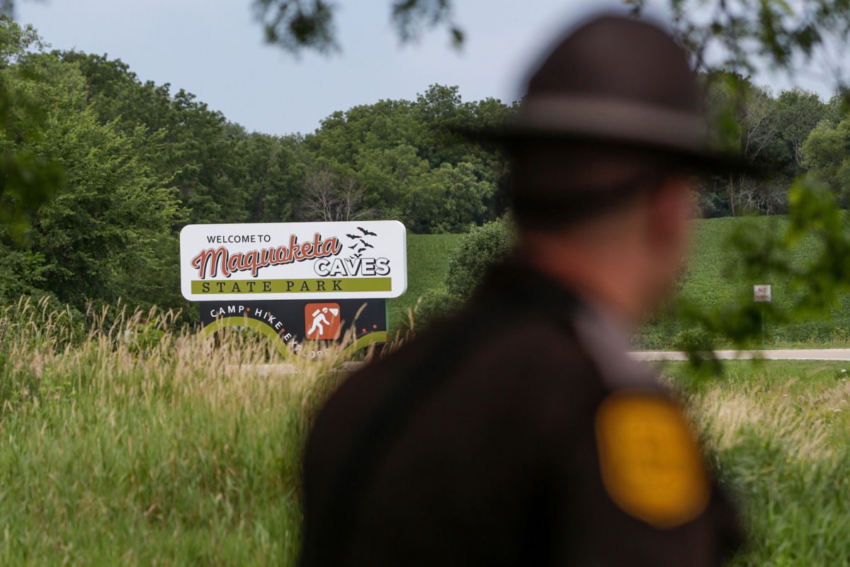 <i>Nikos Frazier/Quad City Times/AP</i><br/>Cedar Falls residents Tyler Schmidt and Sarah Schmidt