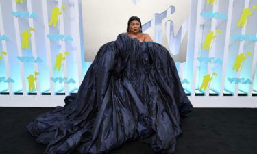 Lizzo arrived early to the red carpet and raised the bar