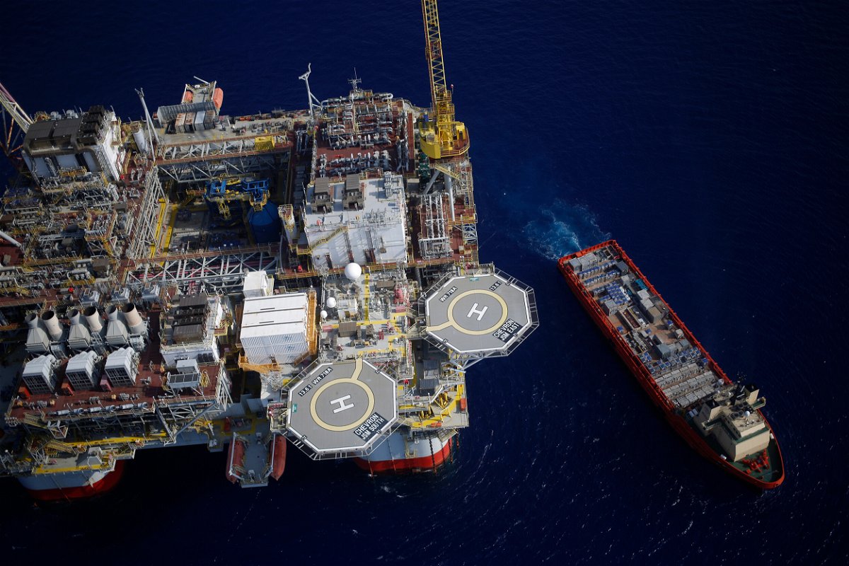 Shell y Chevron cierran plataformas petroleras en el Golfo de México después de que se detuviera una fuga menor en el oleoducto