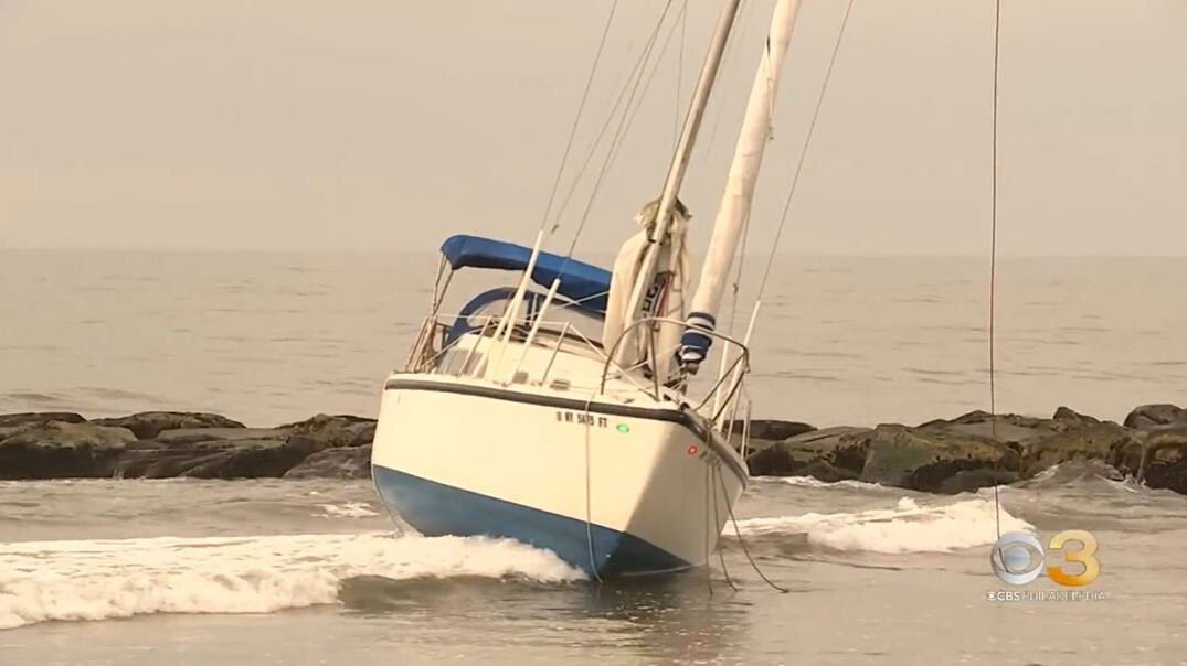 <i>KYW</i><br/>The boat got stuck in the sand after washing ashore near 9th Street Beach early Monday morning.