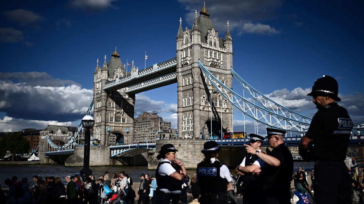 <i>MARCO BERTORELLO/AFP via Getty Images</i><br/>Members of the public stand in the queue near Tower Bridge