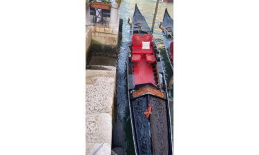 The tourists threw the interiors and decorations of Bognolo's gondola into the canal.