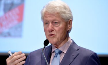 Former President Bill Clinton announced on November 30 that he has tested positive for Covid-19 and is experiencing mild symptoms.