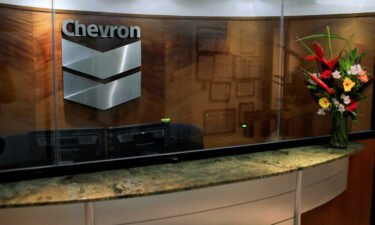 The US has granted Chevron limited authorization to resume pumping oil from Venezuela following the announcement that the Venezuelan government and the opposition group have reached an agreement on humanitarian relief and will continue to negotiate for a solution to the country’s chronic economic and political crisis