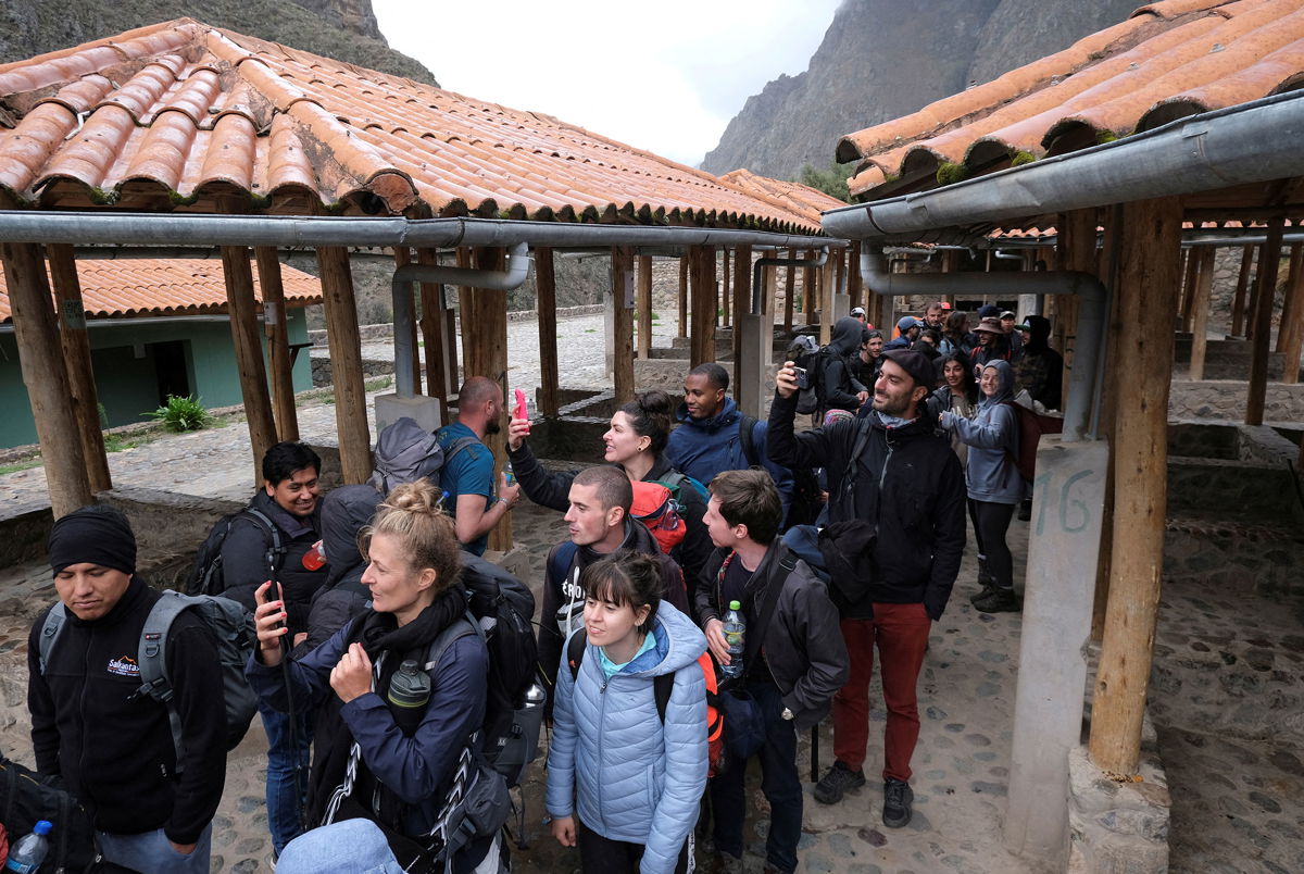 <i>Alejandra Orosco/Reuters</i><br/>Stranded tourists walk through Chilca