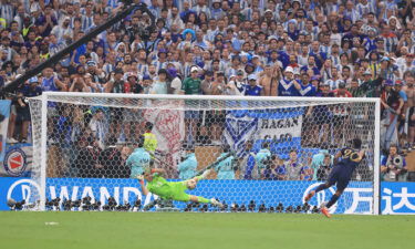 Martínez saves the penalty from Kingsley Coman of France in the World Cup final.