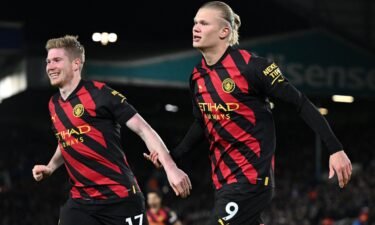 Erling Haaland celebrates with Kevin De Bruyne after scoring his Manchester City's second goal.